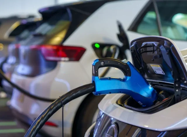 Új támogatás az elektromos autókra Nagy-Britanniában – akár 3750 fontot is kaphatunk
