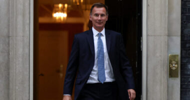 Teljesen más irányba indul meg a brit kormány, adóemelések és büdzsé csökkentések jönnek: az új pénzügyminiszter nyilatkozata