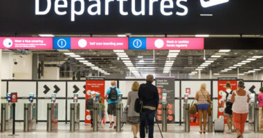 Mikor változnak megint az utazással kapcsolatos szabályok Angliában, és mi várható?