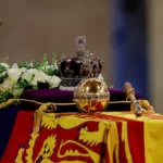 Milliós tömeg London utcáin, hogy végső búcsút vegyenek az uralkodótól: Kezdődik a királynő temetése