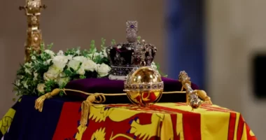 Milliós tömeg London utcáin, hogy végső búcsút vegyenek az uralkodótól: Kezdődik a királynő temetése