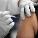 Jön az újabb Covid oltás Angliában: kiknek és mikortól kezdik el beadni?