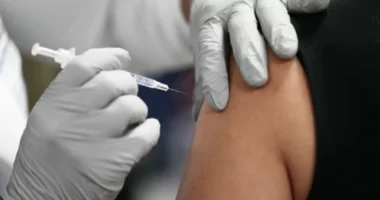 Jön az újabb Covid oltás Angliában: kiknek és mikortól kezdik el beadni?