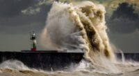 Vörös szintű figyelmeztetés: az Arwen vihar ma éri el Nagy-Britannia partjait, helyenként 150 km/órás széllökésekkel 2
