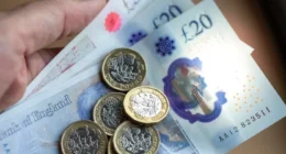 Ingyen pénzt kínálnak a brit bankok: akár 175 fontot is bezsebelhetünk minimális erőfeszítéssel