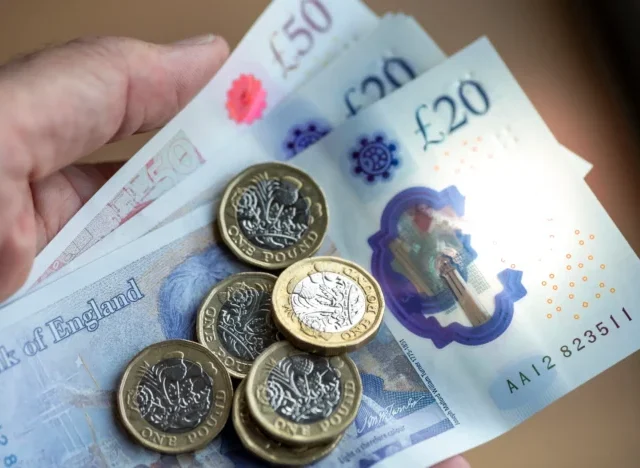 Ingyen pénzt kínálnak a brit bankok: akár 175 fontot is bezsebelhetünk minimális erőfeszítéssel
