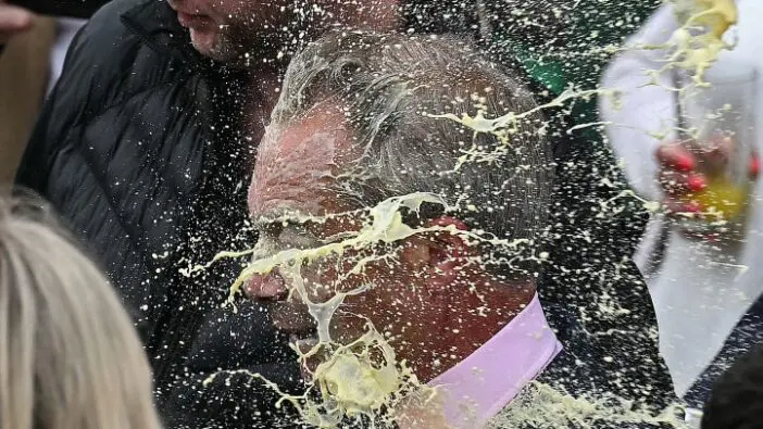 Hatalmas adag milkshake-et vágott az ismert brit politikus arcába egy dögös OnlyFans modell