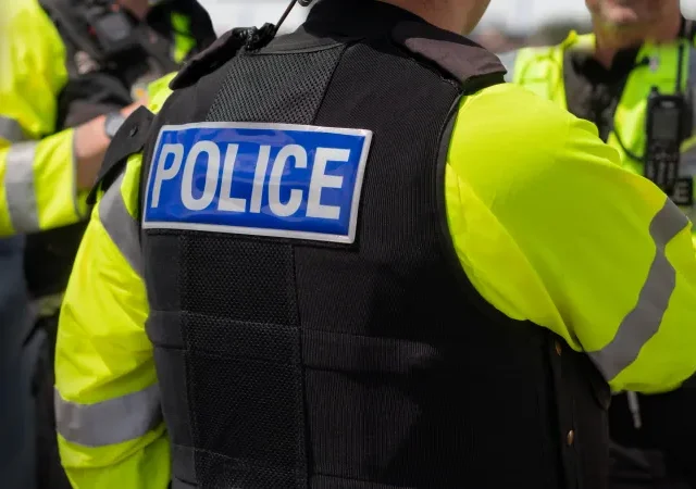 Kirúgtak egy rendőrnőt Angliában, mert home office-ban nehezéket rakott a billentyűzetre, hogy úgy tűnjön, dolgozik