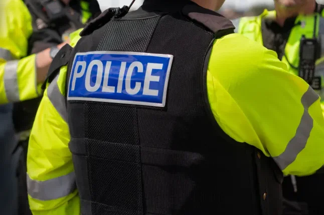 Kirúgtak egy rendőrnőt Angliában, mert home office-ban nehezéket rakott a billentyűzetre, hogy úgy tűnjön, dolgozik