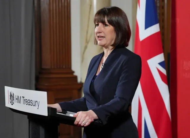 Súlyos vádak, a brit pénzügyminiszter „félrevezette a lakosságot”