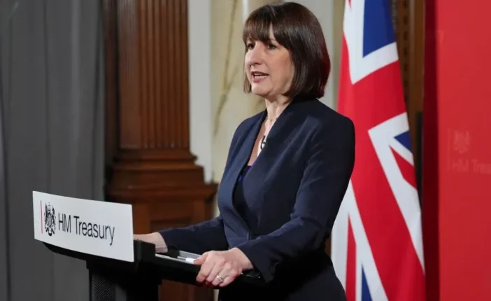 Súlyos vádak, a brit pénzügyminiszter "félrevezette a lakosságot"