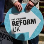 Újabb botrány a Reform UK körül: a Holokausztot „hoax”-nak nevező jelölt nyert Angliában – még Farage is elhatárolódott tőle