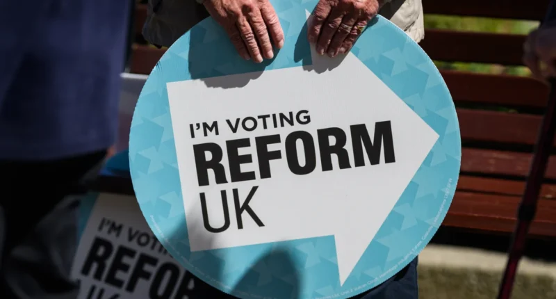 Újabb botrány a Reform UK körül: a Holokausztot "hoax"-nak nevező jelölt nyert Angliában – még Farage is elhatárolódott tőle