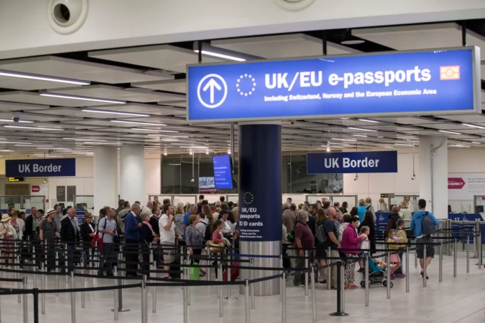 Nagy változtatást vezet be Nagy-Britannia: Az EU állampolgároknak „utazási engedélyt” kell beszerezniük, hogy beléphessenek a szigetország területére 3