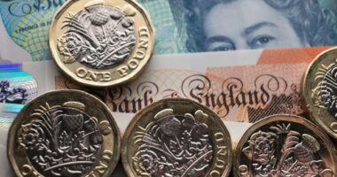 Több mint 200 000 embernek tartozik a kormány fejenként 5000 fonttal az Egyesült Királyságban