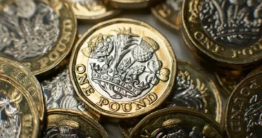 Friss hírek a Nagy-Britanniában élők fizetéseit illetően, továbbá az infláció, munkanélküliség, kamatok és reálbérek kapcsán