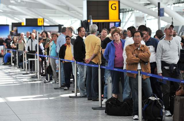 Figyelem! Nagy-Britannia legnagyobb repülőterén napi limitet vezettek be, hogy hány ember utazhat 1