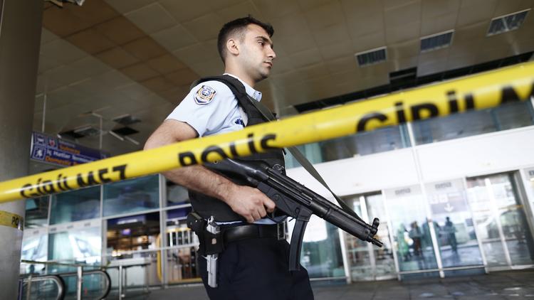 Terrortámadás Európa harmadik legnagyobb repülőterén: két bomba is robbant 2