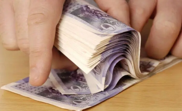 Több milliárd GBP támogatás nem kerül kifizetésre emberek ezreinek Nagy-Britanniában, pedig csak igényelni kellene - itt egy kalkulátor is