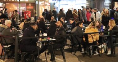 Elképesztő mennyiségű kaja megy kárba az új szabályok miatt a pubokban Angliában