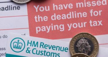 Újabb szigorítás: az HMRC elkezdheti közvetlenül levenni a pénzt a bankszámláinkról Nagy-Britanniában