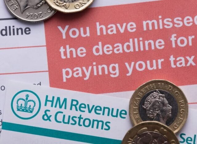 Újabb szigorítás: az HMRC elkezdheti közvetlenül levenni a pénzt a bankszámláinkról Nagy-Britanniában