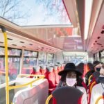 Ilyenek a szupermodern új buszok Londonban, napfénytetővel, telefontöltőkkel és telefontartókkal is felszerelve