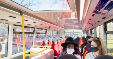 Ilyenek a szupermodern új buszok Londonban, napfénytetővel, telefontöltőkkel és telefontartókkal is felszerelve