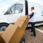 Így ér célba feladott csomagunk Anglia és Magyarország közt – ötletes videó