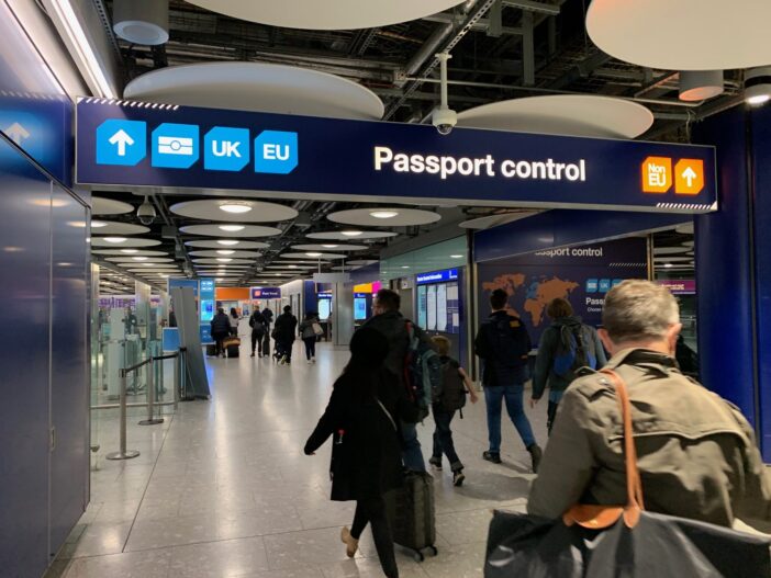 Nagy újítás jön a brit határokon és repülőtereken, amely sokkal gyorsabbá teszi az ellenőrzést és az áthaladást az utazók számára 3