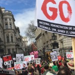 Ezrek tüntettek ma London belvárosában, a miniszterelnök lemondását követelve a botrány miatt