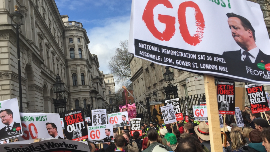 Ezrek tüntettek ma London belvárosában, a miniszterelnök lemondását követelve a botrány miatt 7