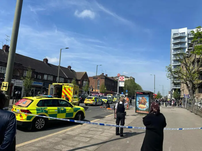 Nőt késelt halálra egy fiatal srác a nyílt utcán egy buszmegállónál Londonban
