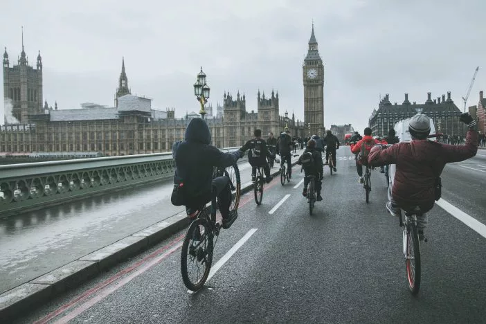 Több ezer fős tüntetés London belvárosában: biciklisek ezrei lepték el az utcákat