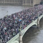 Hatalmas tüntetés, százezrek az utcán Londonban az Izrael-Palesztina konfliktus miatt és már a rendőrökkel is összecsapott a tüntetők egy csapata