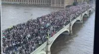 Hatalmas tüntetés, százezrek az utcán Londonban az Izrael-Palesztina konfliktus miatt és már a rendőrökkel is összecsapott a tüntetők egy csapata 2