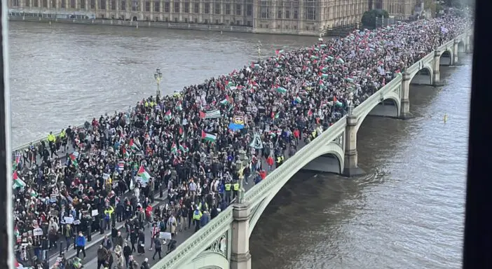 Hatalmas tüntetés, százezrek az utcán Londonban az Izrael-Palesztina konfliktus miatt és már a rendőrökkel is összecsapott a tüntetők egy csapata 1
