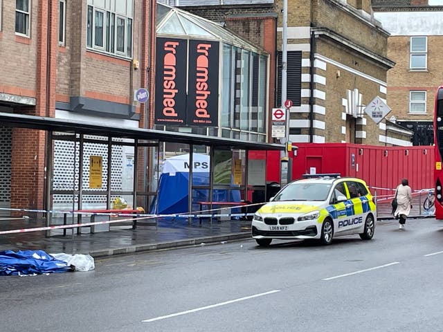 Alig 6 óra leforgása alatt 2 iskolás gyereket késeltek halálra Londonban 4