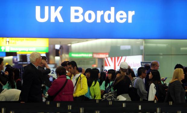 Áprilistól megkezdődnek a kitoloncolások Nagy-Britanniából: a nem EU-s bevándorlók csak £35,000 éves jövedelem felett maradhatnak 3