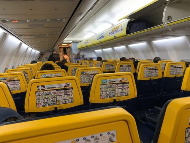 Horror a Ryanair londoni járatán: két férfi megette az útlevelét, pánik és kényszerleszállás lett a vége