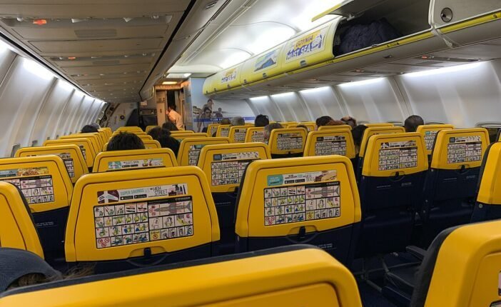 Horror a Ryanair londoni járatán: két férfi megette az útlevelét, pánik és kényszerleszállás lett a vége