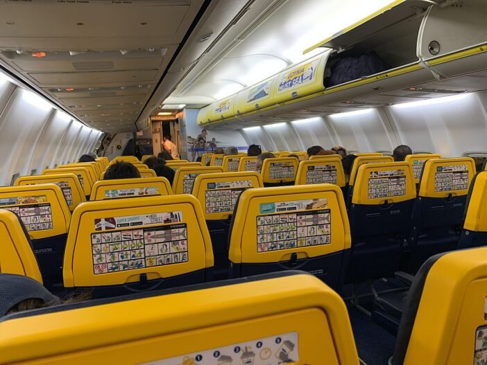 Horror a Ryanair londoni járatán: két férfi megette az útlevelét, pánik és kényszerleszállás lett a vége Horror a Ryanair londoni járatán: két férfi megette az útlevelét, pánik és kényszerleszállás lett a vége