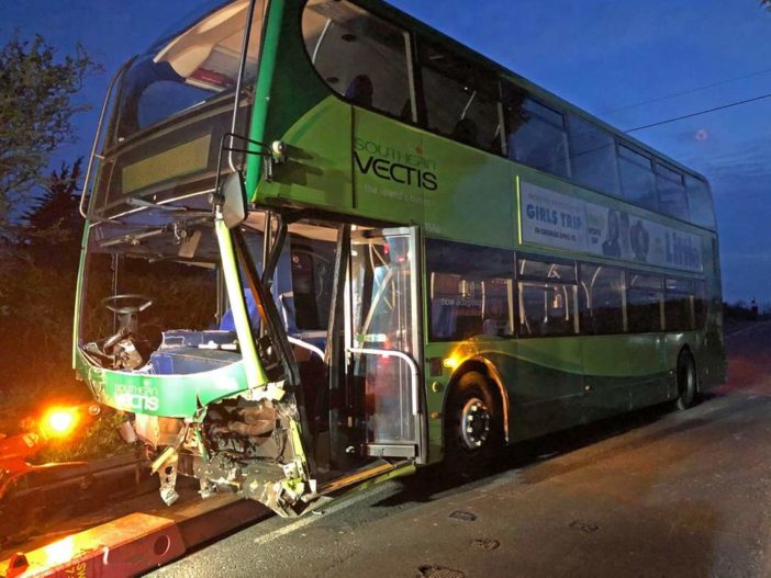 Súlyos buszbaleset történt Dél-Angliában: 1 halott, több, mint 20 sérült 5