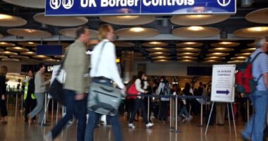 Az Egyesült Királyságban élő EUs polgárok tízezrei veszíthetik el a tartózkodási jogukat, ha a kormány nem lép