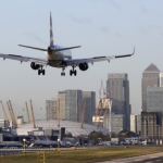 Féltonnás fel nem robbant bombát találtak a londoni repülőtér mellett