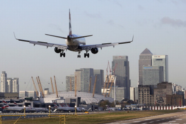 Féltonnás fel nem robbant bombát találtak a londoni repülőtér mellett 2