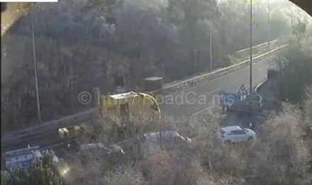 Súlyos baleset az M25-ön Angliában, kamion ütközött 2 autóval: 1 halott, 3 sérült 4