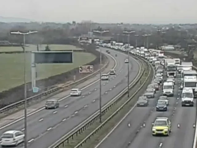 Horrorbaleset az M6-os autópályán Angliában: több jármű is elütött egy gyalogost