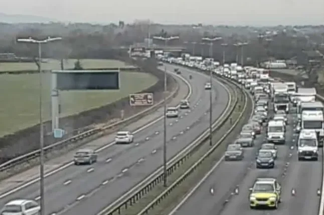 Horrorbaleset az M6-os autópályán Angliában: több jármű is elütött egy gyalogost