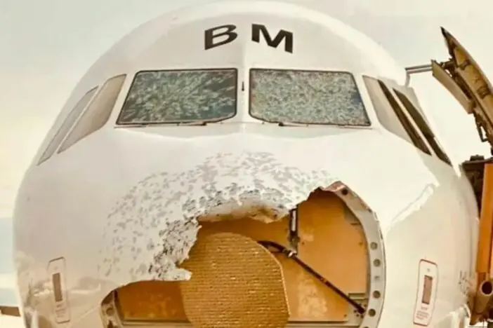 Egészen elképesztő sérüléseket okozott a jégeső és a vihar leszállás közben egy utasszállító repülőgépben Ausztria fölött 4